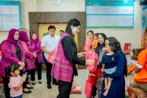 Balita Penderita Stunting di Medan Marelan dapat PMT dari Kahiyang Ayu