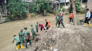 Peduli Deli, Sektor IV Lakukan Gotong Royong dan Sosialisasikan Jaga Kebersihan Sungai