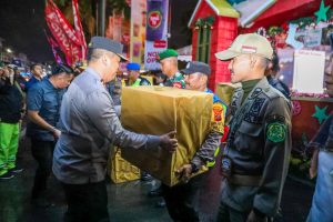 Bersama Pj Gubsu, Wali Kota Medan Menyerahkan Bingkisan Kepada Petugas Pos PAM Natal dan Tahun Baru