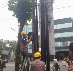 Dukung Pemko Medan Tertibkan Parkir Liar, PLN Cabut KWH Meter Pedagang Martabak di Jalan Gajah Mada.