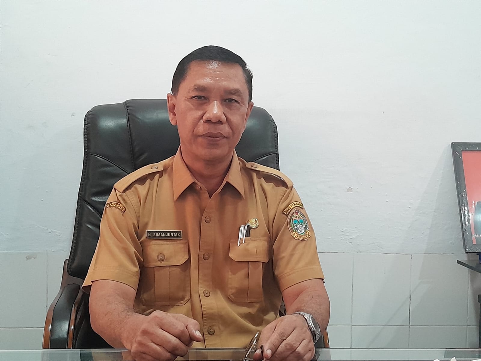 Kepala Sekolah SMK N 5 Medan Hidup Simanjuntak di ruang kerjanya.