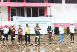 Jaga Keseimbangan Ekosistem Darat dan Pesisir, Telkom Tanam 200 Mangrove di Wilayah Kantor STO Sungsang