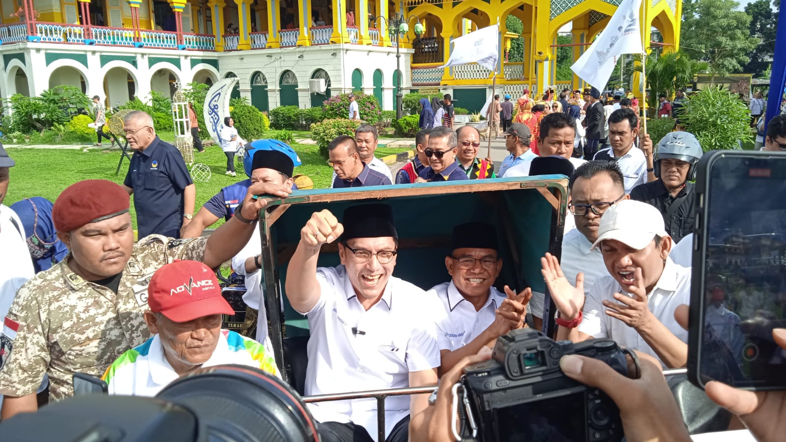 Teks Balon Wali Kota dan calon Wakil Wali Kota Medan, Rico-Zaki diantar naik betor untuk mendaftar ke KPU Kota Medan, di Jalan Kejaksaan, Medan, Kamis (29/8).