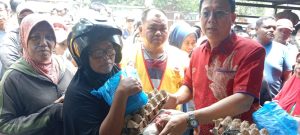 Ketua DPRD Medan bagikan Ratusan Sembako ke Warga Meedan