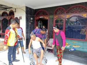 Terima Bantuan Kursi Roda Gratis dari Wong Chun Sen, Warga Teladan Terharu