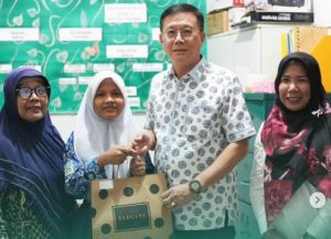 Ketua DPRD Medan Beri Bantuan Alat Sekolah ke SMP Tunas Gajah Mada
