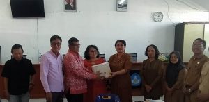 Ika Smandellan Serahkan Bantuan ke SMA Negeri 9 Medan