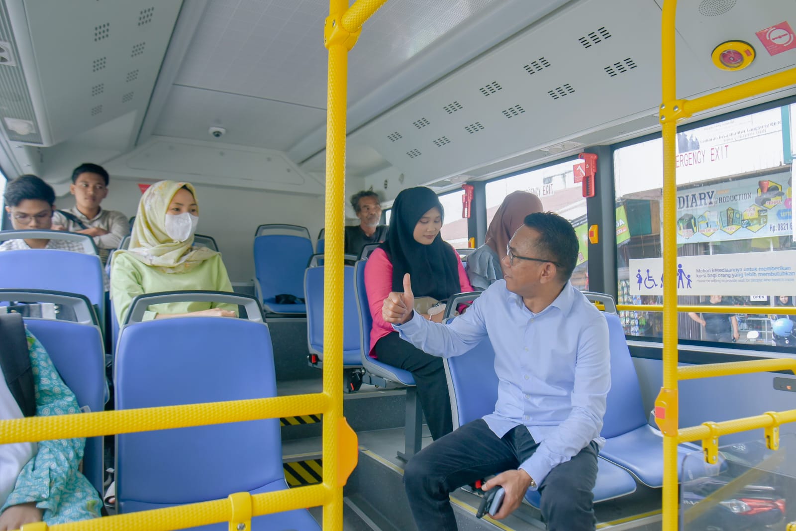 wakil wali kota medan naik bus listrik ke kantora