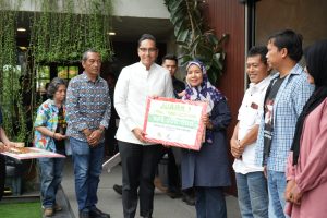 Menyerahkan Hadiah Pemenang Karya Tulis Jurnalis, Wali Kota Medan Pastikan Pelayanan Program UHC Akan Semakin Baik