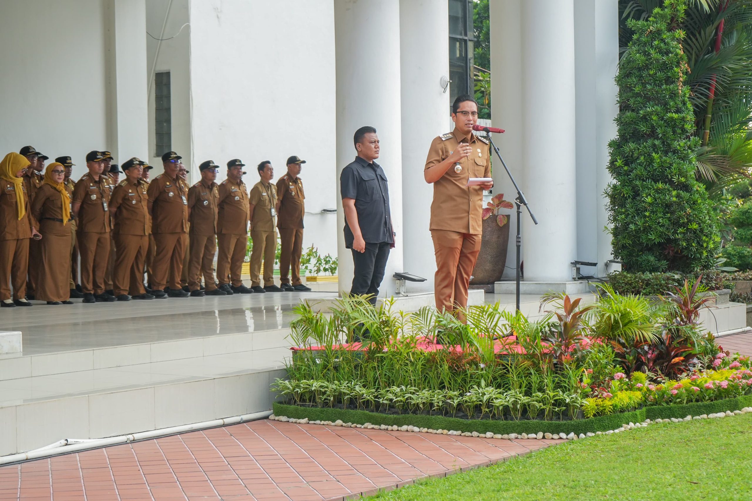 Apel perdana Rico Waas di balai kota