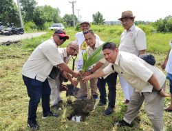 Peringati Hari Bumi, Wartawan DPRD Medan Ikut Tanam 100 Bibit Pohon Kelapa