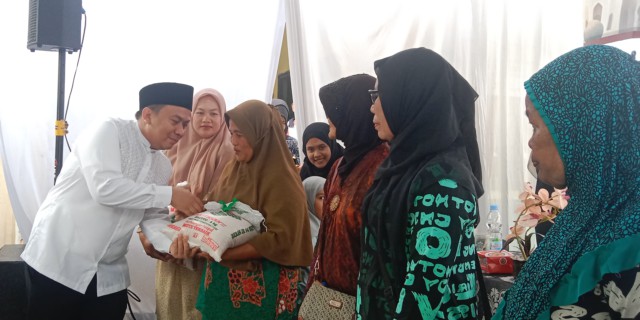 warga menghadiri acara Tasyakuran Wakil Ketua DPRD Medan