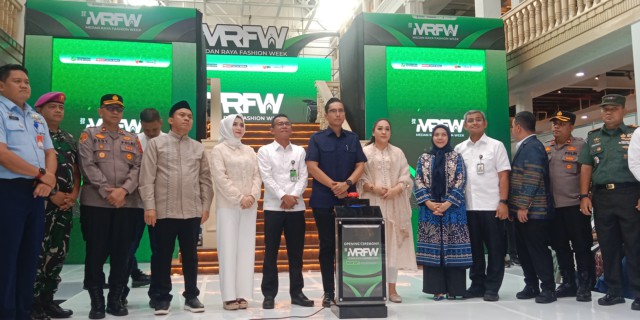 Wakil Ketua DPRD Medan H Zulkarnain SKM menghadiri pembukaan Medan Raya Fashion Week (MRFW) 2025