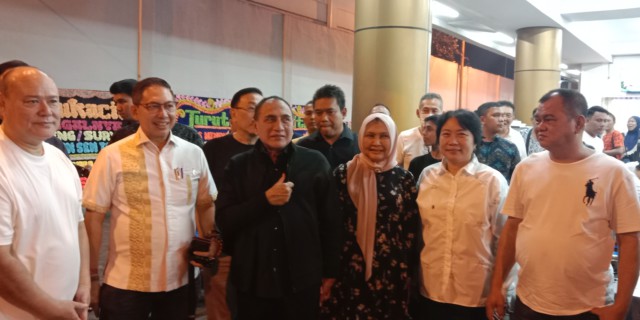 Edy Rahmayadi bersama istri melayat ke persemayaman ibunda Ketua DPRD Medan,