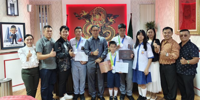 Teks : Ketua DPRD Medan Wong Chun Sen Tarigan foto bersama dengan Tiga pelajar berprestasi dan guru serta orang tua saat beraudiensi ke DPRD Medan.