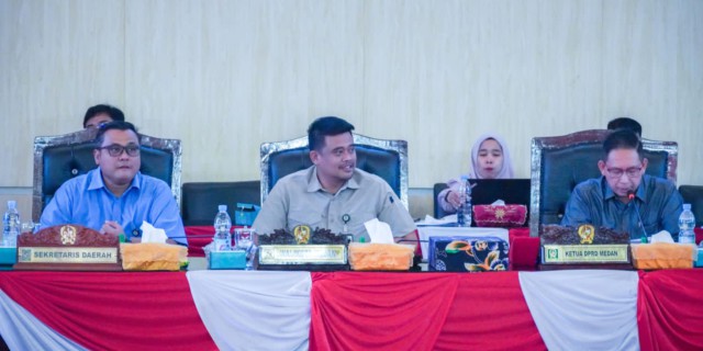 Teks : Wali Kota Medan Bobby Nasution menyampaikan Penjelasan Kepala Daerah terhadap Ranperda Kota Medan tentang Pencabutan Perda Kota Medan Nomor 2 Tahun 2015 tentang Rencana Detail Tata Ruang dan Peraturan Zonasi Kota Medan Tahun 2015-2035 di Gedung DPRD Medan. (Ist/Diskominfo Medan)