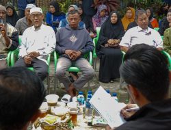 Rico Waas Serap Aspirasi Warga di Pinggir Sungai