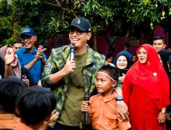 Warga Ungkapkan Terima Kasih pada Rico Waas atas Program Tebus Ijazah