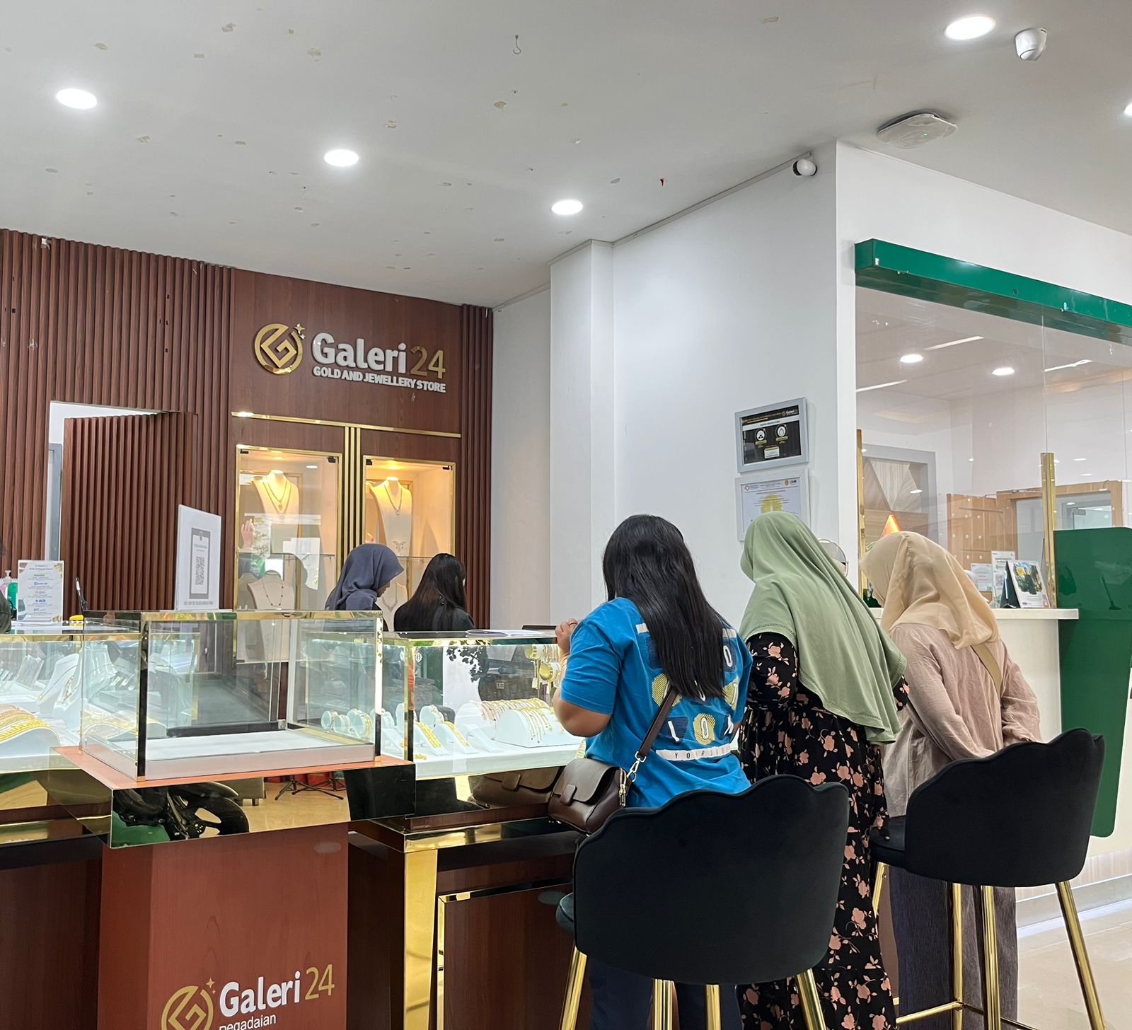 Calon pembeli perhiasan di Galeri 24 di kantor Pegadaian, Jalan Pegadaian Medan.