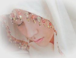 WANITA BERTANGAN LUMPUH