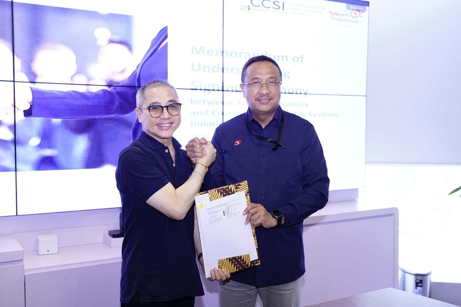 President Director CCSI Peter Djatmiko (kiri) dan Direktur Network Telkom Nanang Hendarno (kanan) saat acara penandatanganan Memorandum of Understanding (MoU) antara Telkom dan CCSI di Jakarta pada Senin (15/12).
