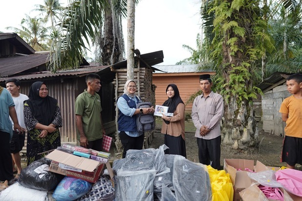 Relawan BUMN Peduli Telkom Indonesia menyalurkan perlengkapan sekolah kepada siswa di SD Siperkas sebanyak
