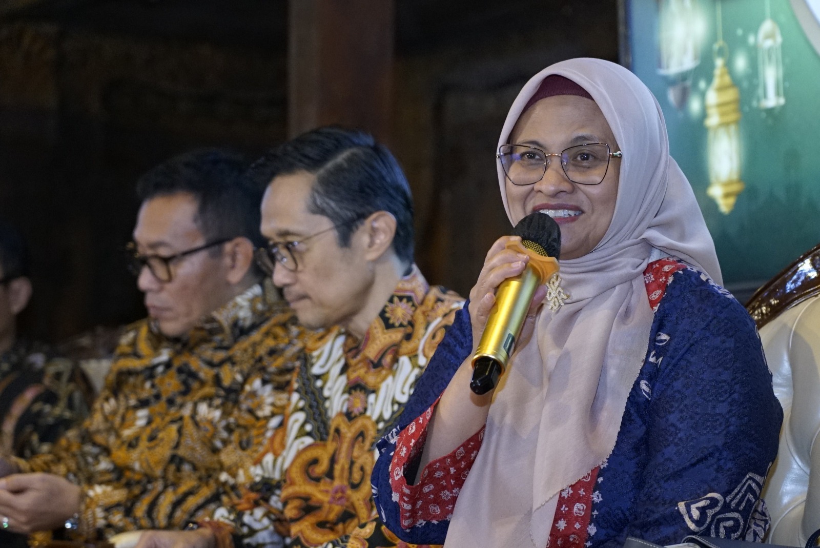 (Kiri ke kanan) Direktur Utama Telkom Dian Siswarini dan Direktur Legal & Compliance Telkom Andy Kelana pada agenda TelkomGroup Business Update yang diselenggarakan di Jakarta, pada Jumat (6/3).