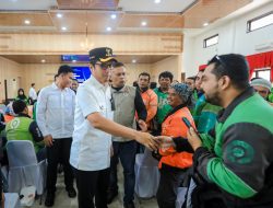 Rico Waas Serahkan Kartu BPJS Ketenagakerjaan untuk Ribuan Driver di Medan