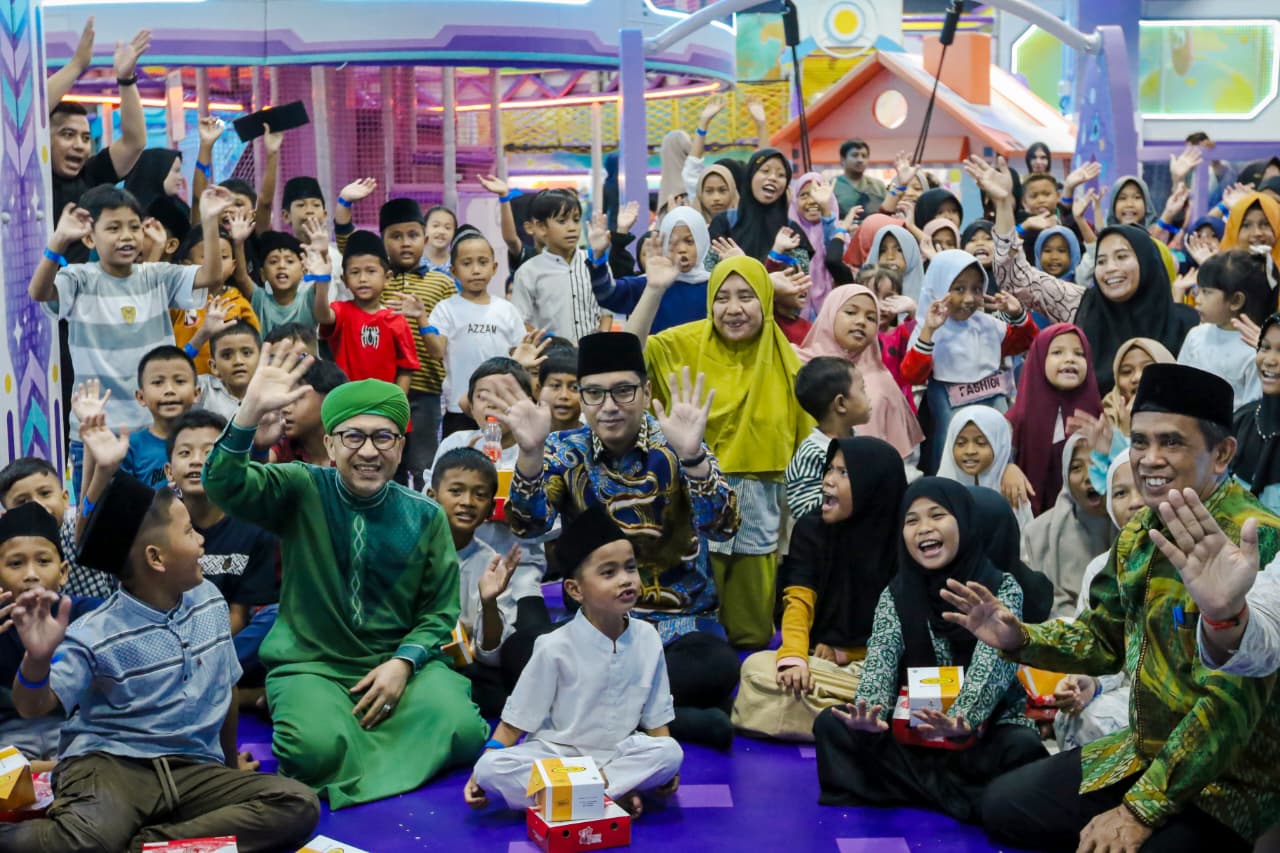 Peringati Lebaran Yatim 10 Muharram, Rico Waas Ajak Anak Yatim Duafa Belanja Baju Baru