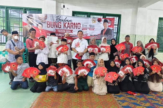 Ketua DPRD Kota Medan Wong Chun Sen Tarigan Bagikan ratusan buku