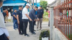 Rico Waas Kerahkan Jajaran Gotong Royong Bersihkan Parit Jalan Taduan dari Sedimentasi Tebal