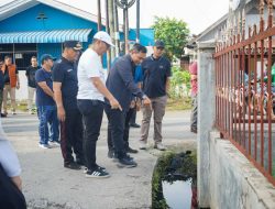 Rico Waas Kerahkan Jajaran Gotong Royong Bersihkan Parit Jalan Taduan dari Sedimentasi Tebal