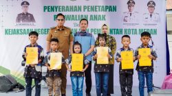 Pastikan Hak Anak Terpenuhi, Rico Waas bersama Kejari Belawan Serahkan Penetapan Perwalian Anak