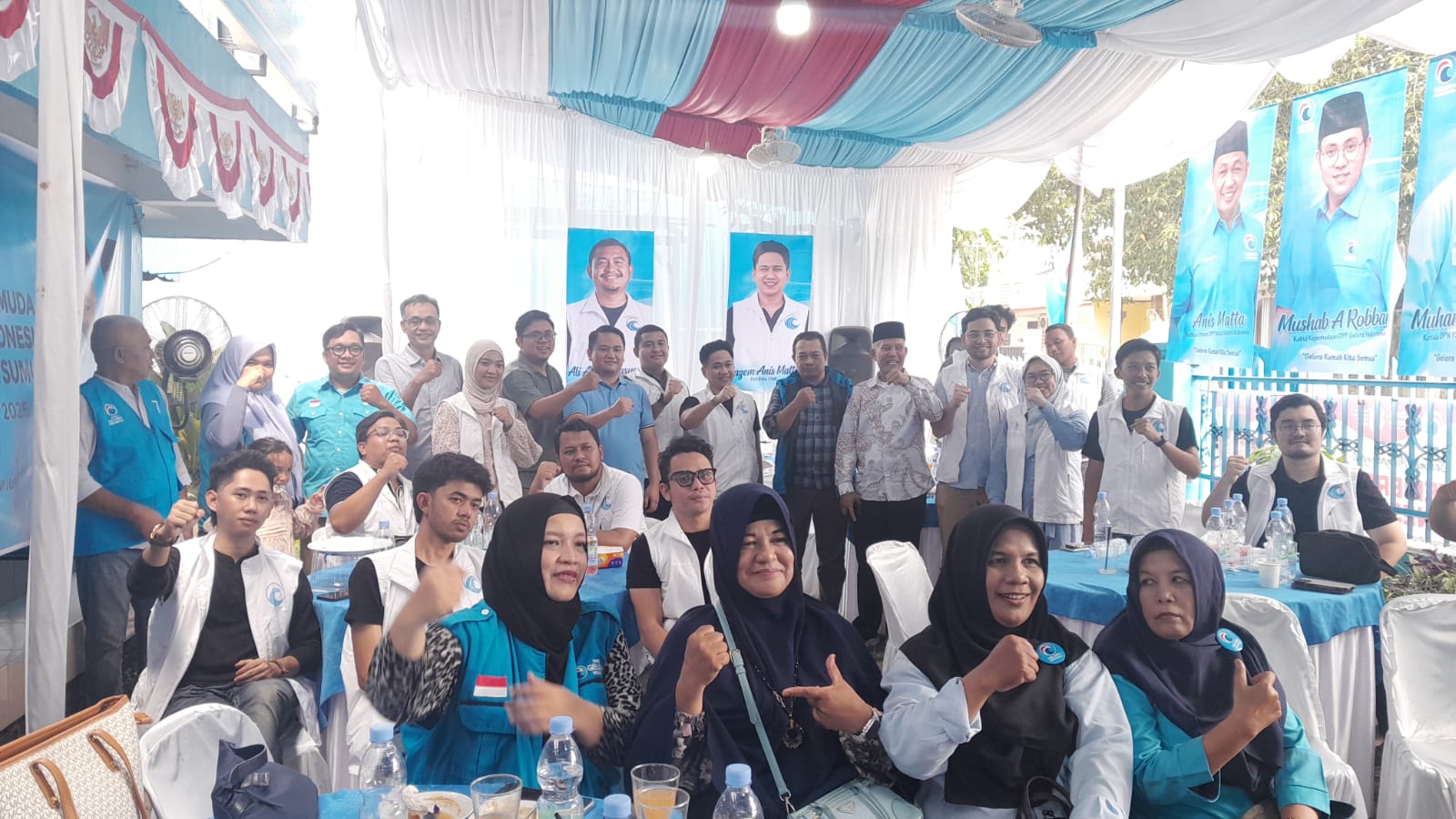 Teks Ketua DPW Partai Gelora Sumut, M Nasir beserta pengurus bersama rombongan GMI di kantor DPW Partai Gelora Sumut, Selasa (15/9). Waspada/Yuni Naibaho