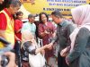 Zakiyuddin Harahap Ikut Ambilkan Makanan untuk Lansia di Jalan Lombok