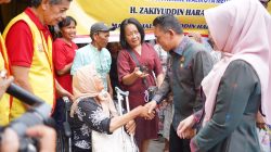 Zakiyuddin Harahap Ikut Ambilkan Makanan untuk Lansia di Jalan Lombok