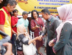 Zakiyuddin Harahap Ikut Ambilkan Makanan untuk Lansia di Jalan Lombok