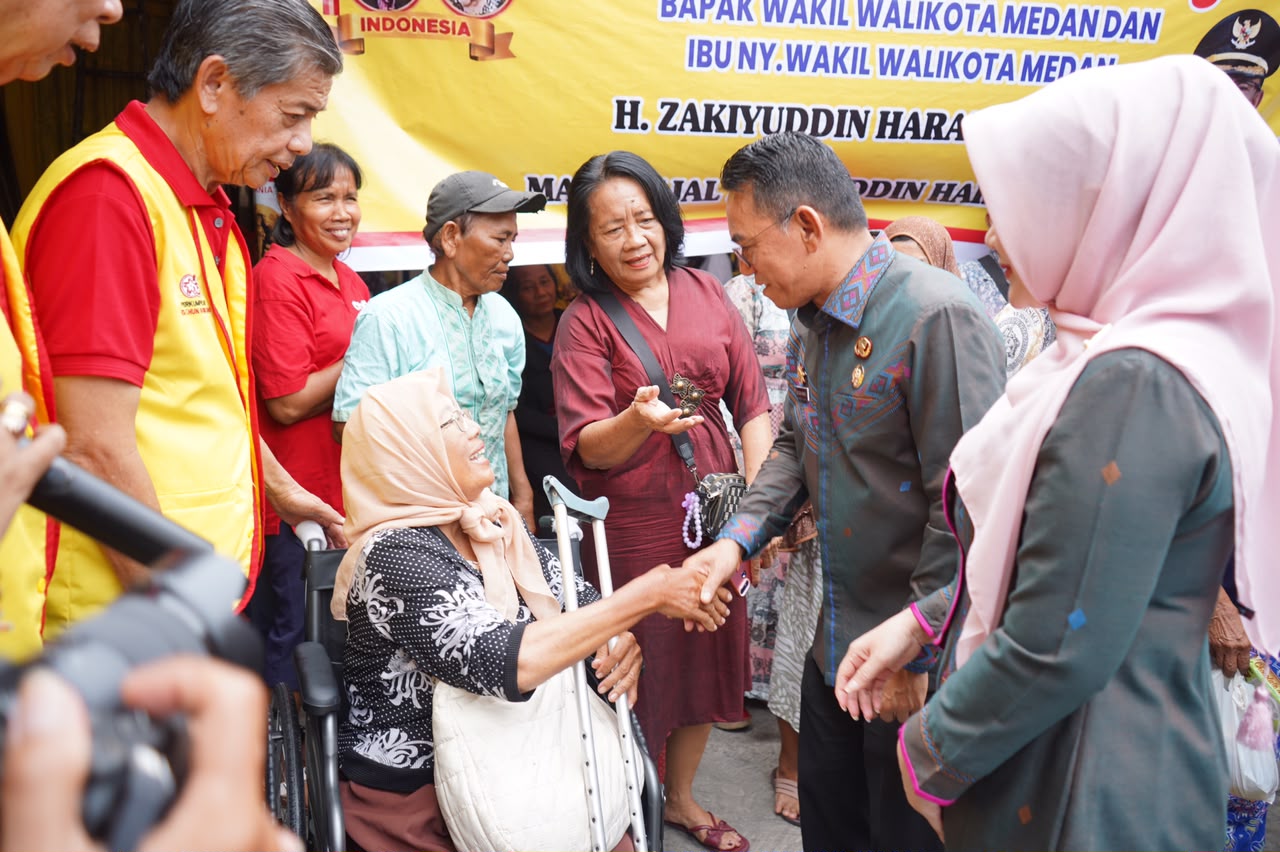 Zakiyuddin Harahap Ikut Ambilkan Makanan untuk Lansia di Jalan Lombok