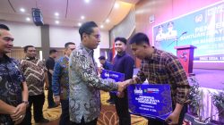 Dari Pajak Rakyat untuk Masa Depan, Rico Waas Serahkan Bantuan Biaya Pendidikan Untuk 214 Mahasiswa