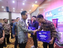 Rico Waas Serahkan Bantuan Biaya Pendidikan Untuk 214 Mahasiswa