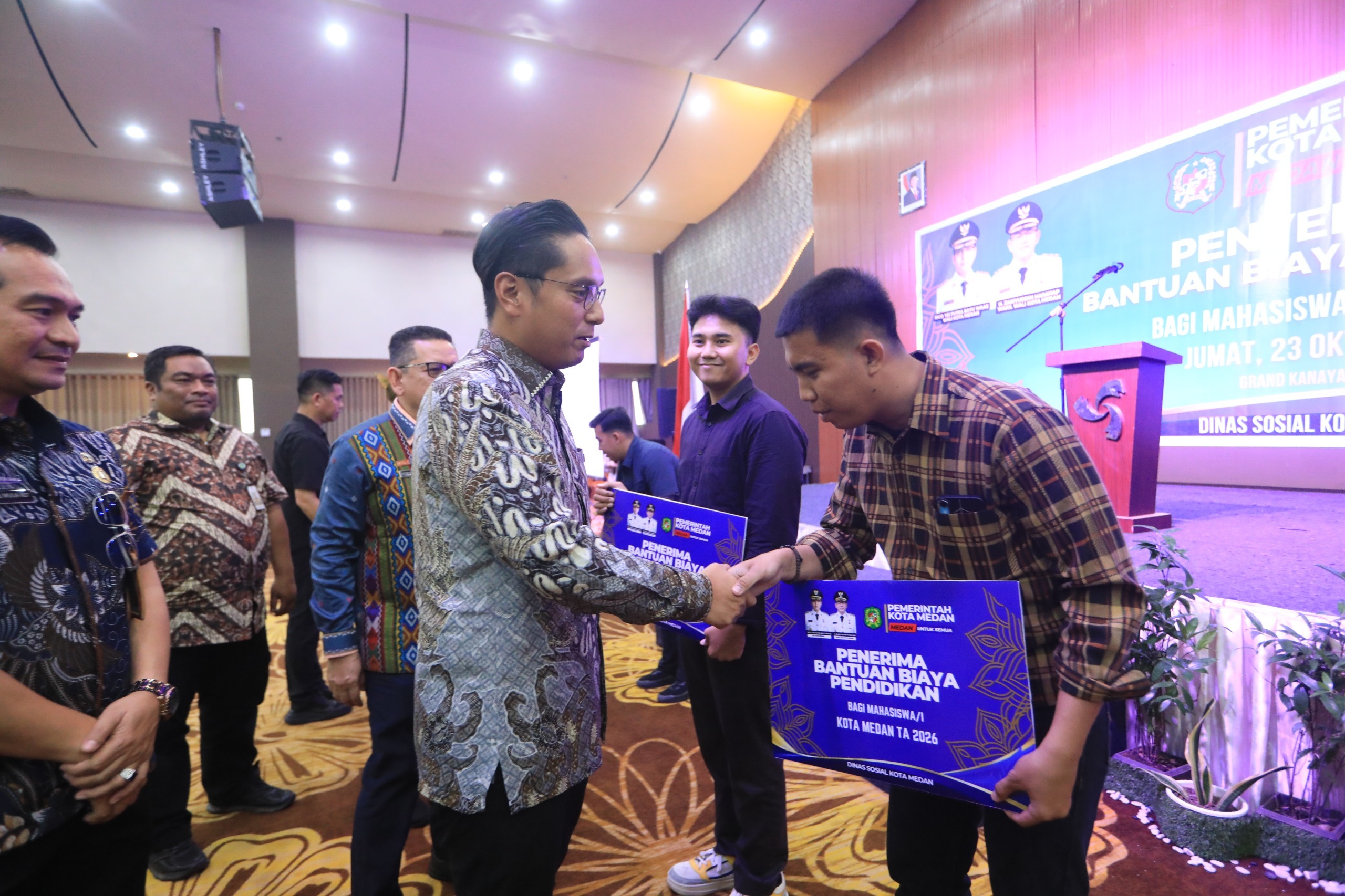 Dari Pajak Rakyat untuk Masa Depan, Rico Waas Serahkan Bantuan Biaya Pendidikan Untuk 214 Mahasiswa