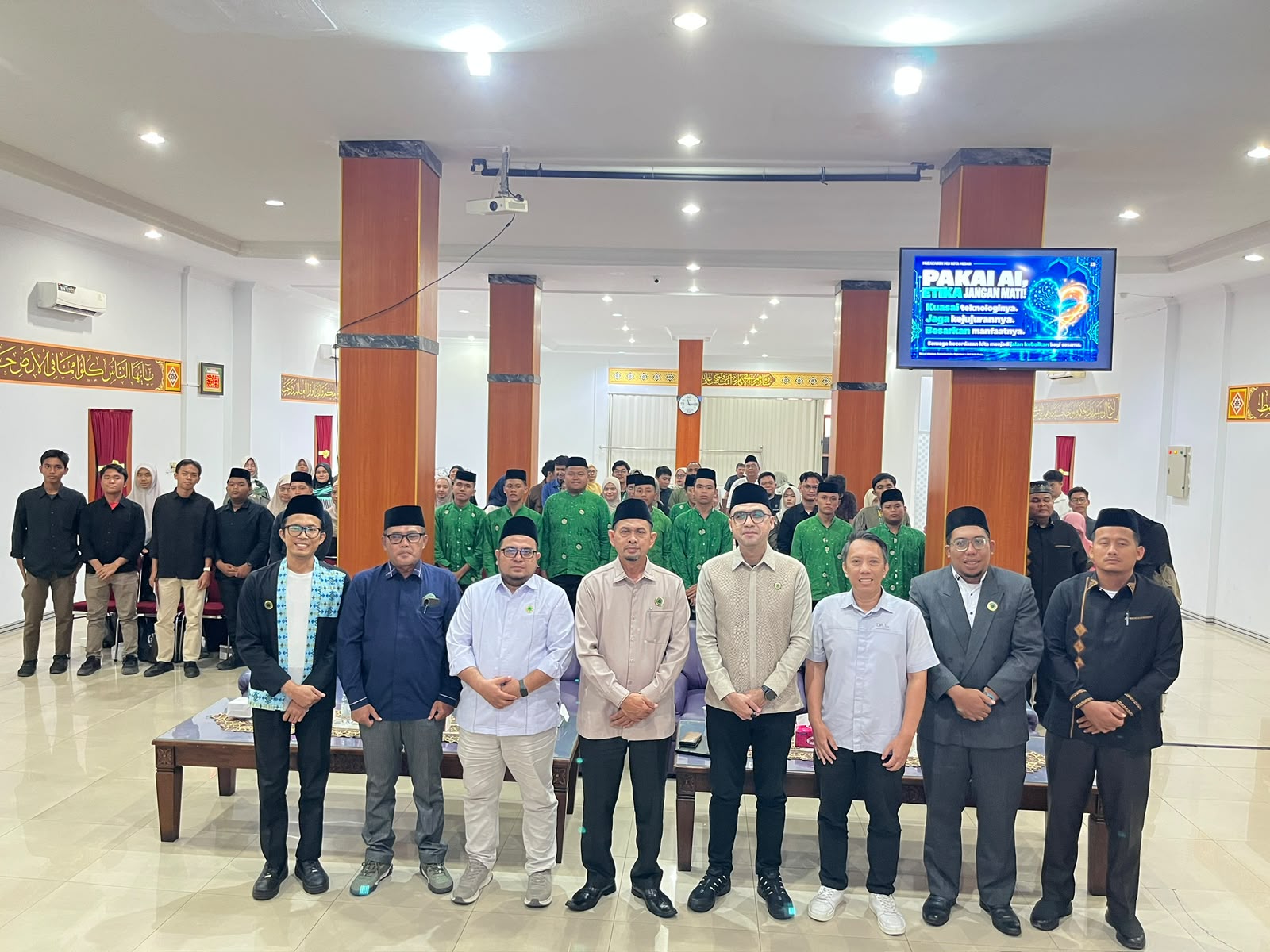 Teks Ketua Umum MUI Kota Medan, Dr Hasan Matsum, MAg, bersama Anggota DPRD Kota Medan Afif Abdillah, pengurus Komisi Infokomdigi MUI Kota Medan dan peserta di acara muzakarah dengan tema “AI Makin Pintar, Kita Jadi Apa?”, di Aula kantor MUI Kota Medan Jalan Nusantara Medan, Sabtu (24/10).