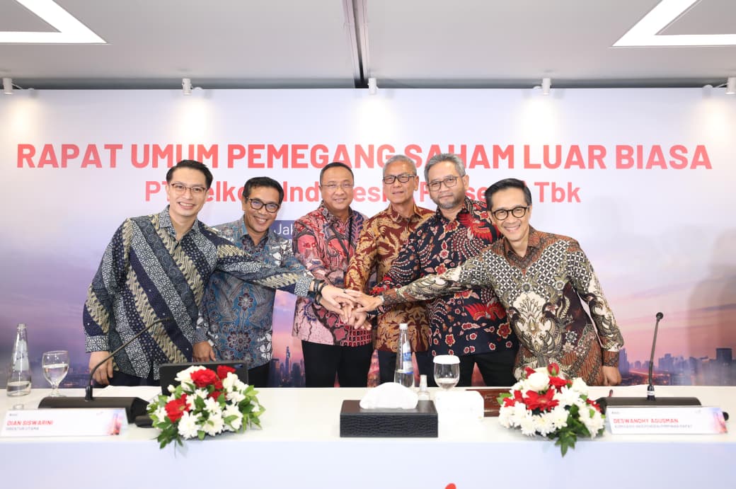 Direktur Utama Telkom Nanang Hendarno (ketiga dari kiri) bersama jajaran Direksi Telkom usai rangkaian agenda Rapat Umum Pemegang Saham Luar Biasa (RUPSLB) Telkom 2026, beberapa waktu lalu.
