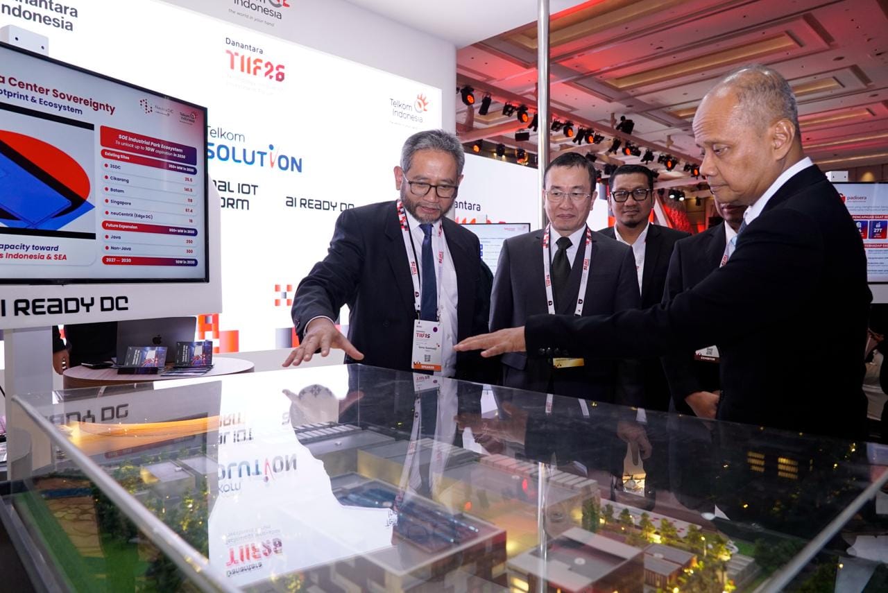Direktur Strategic Business Development & Portfolio Telkom Seno Soemadji (paling kiri) memperkenalkan empat kapabilitas Sovereign Digital Technology yang membentuk ekosistem teknologi digital nasional terintegrasi